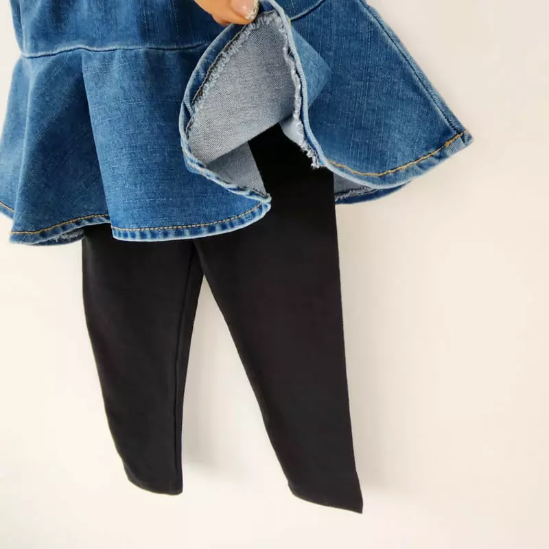 jean skirt with leggings | Outfits with leggings, Modest outfits, Casual  skirt outfits