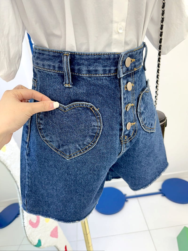 Credito - Korean Women Fashion - #vintageinspired - Heart Pocket Denim Shorts - 8