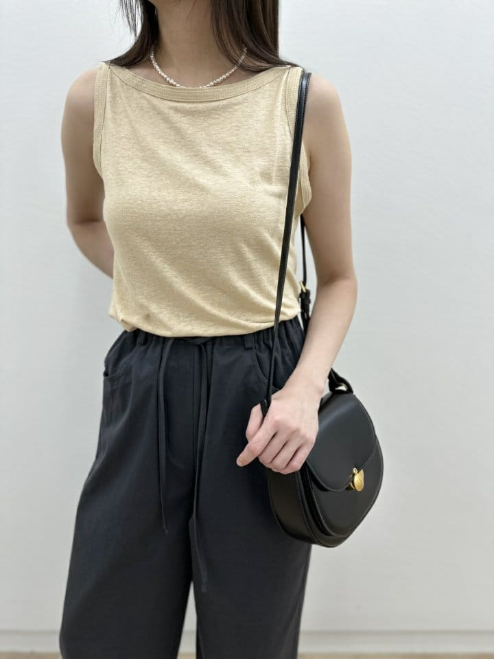 Most - Korean Women Fashion - #momslook - Lips L Sleeveless Tee - 11