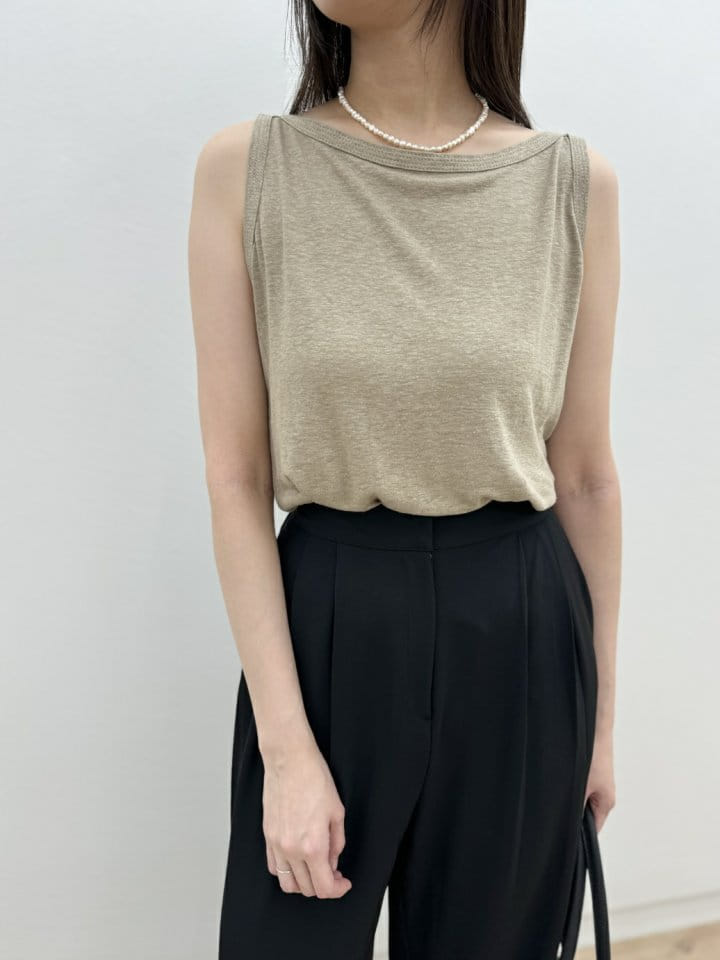 Most - Korean Women Fashion - #momslook - Lips L Sleeveless Tee - 2