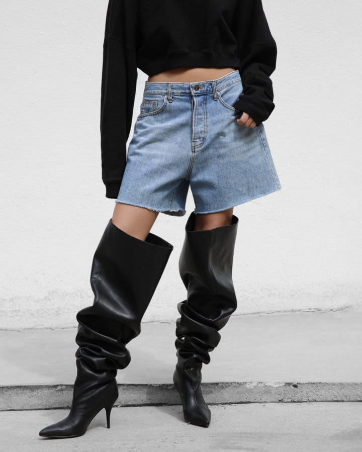 Paper Moon - Korean Women Fashion - #momslook - Cutted Detail Vintage Oversized Denim Shorts - 10