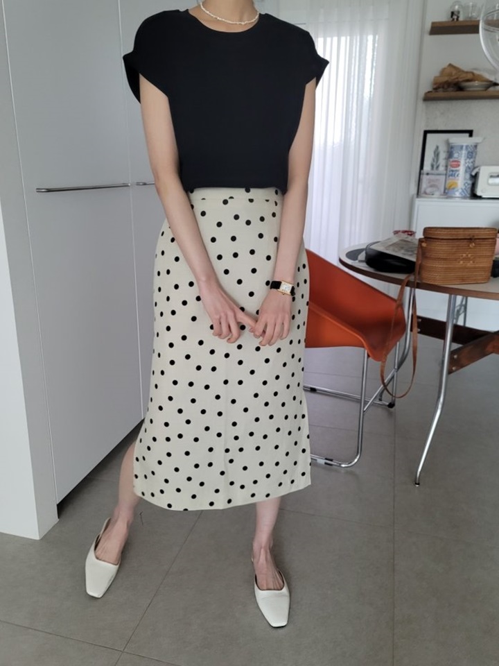 Side Slit Dot Skirt