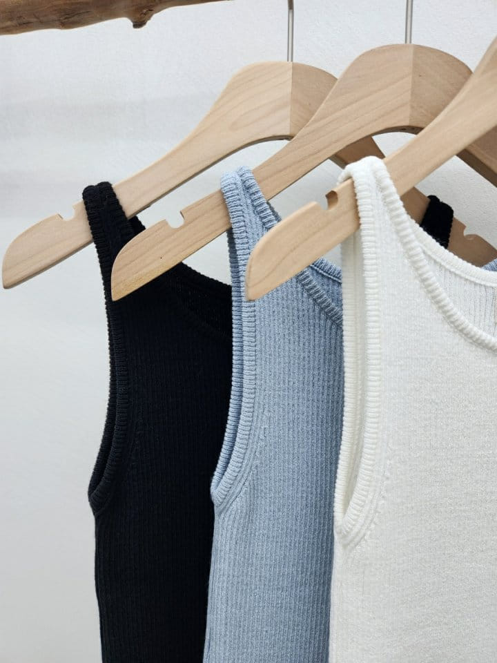 Most - Korean Women Fashion - #momslook - Modern Sleeveless Tee - 5