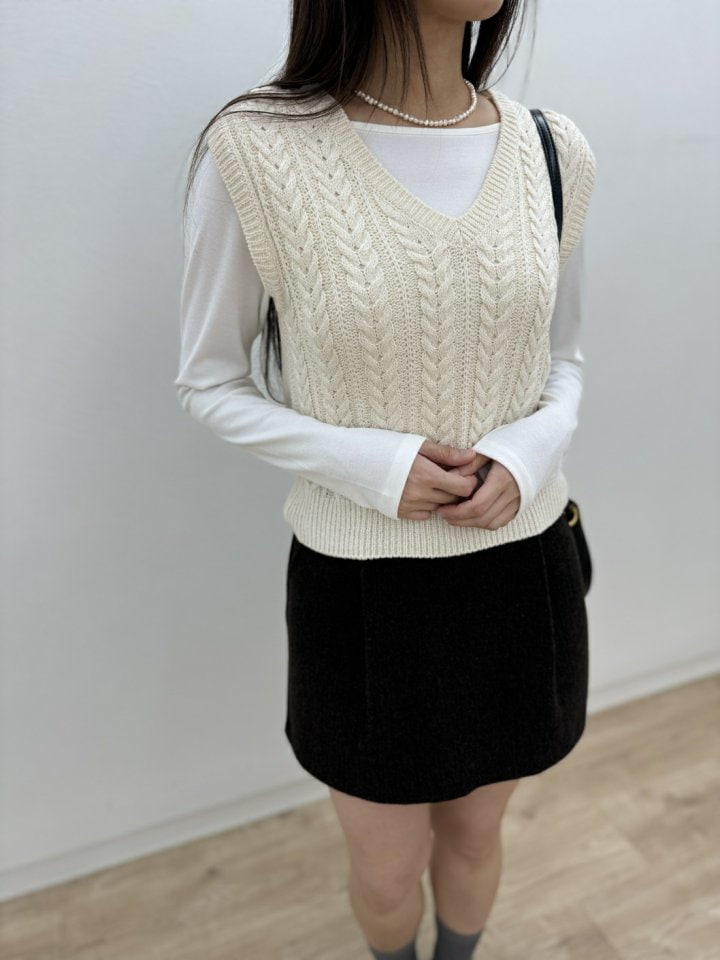 Most - Korean Women Fashion - #momslook - Dikki Twist Vest - 2