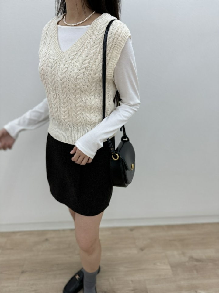 Most - Korean Women Fashion - #vintagekidsstyle - Dikki Twist Vest - 5