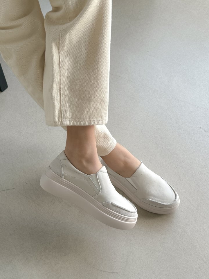 Vade - Korean Women Fashion - #romanticstyle - Basic Slip-on Sneakers - 2