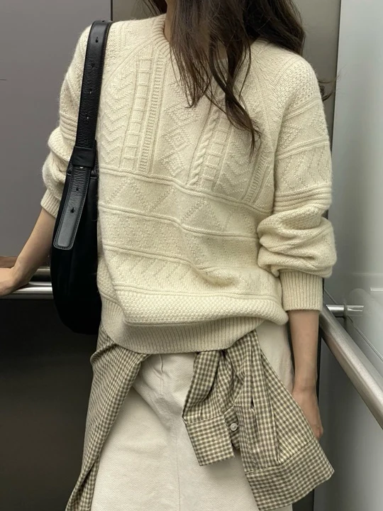 Maron Cable Round Knit Sweater