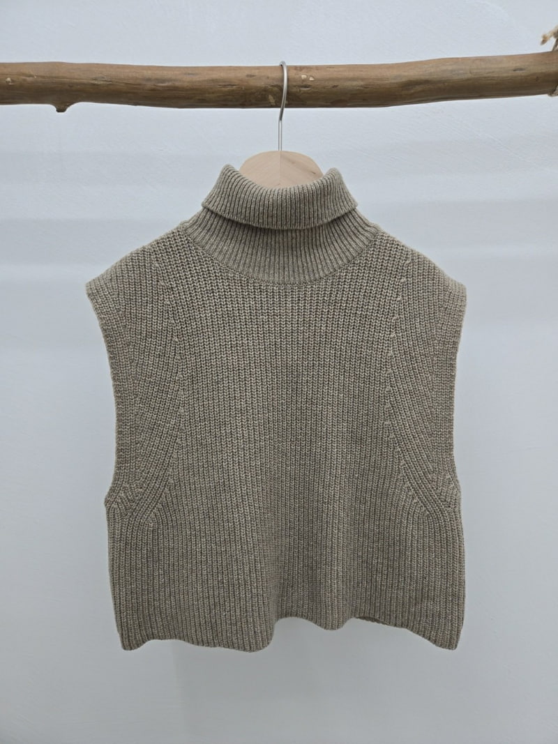 Most - Korean Women Fashion - #momslook - Crop Turtleneck Vest - 3