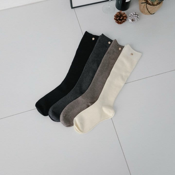 Eeiitt - Korean Women Fashion - #restrostyle - Daon Medal Rib Knee Socks - 11