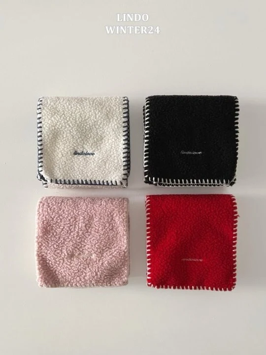 Melo Embroidery Muffler