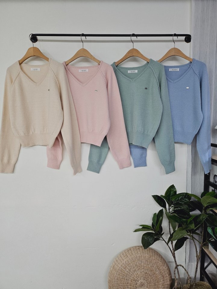 Gram - Korean Women Fashion - #womensfashion - Rose V Raglan Knit - 3