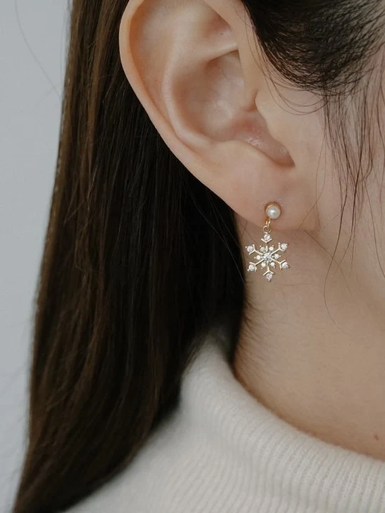 Unbalanced Shine Snowflake Earrings