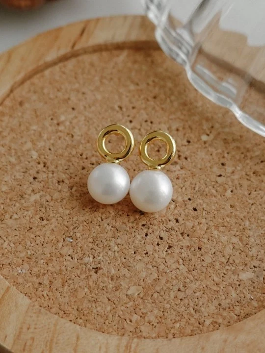 Lemore Circle Pearl Earrings