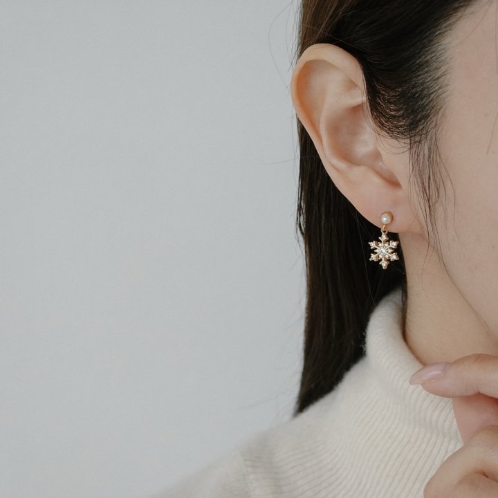 Eeiitt - Korean Women Fashion - #momslook - Unbalanced Shine Snowflake Earrings - 2