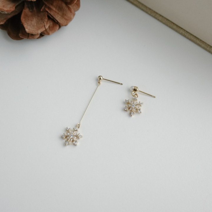 Eeiitt - Korean Women Fashion - #womensfashion - Unbalanced Shine Snowflake Earrings